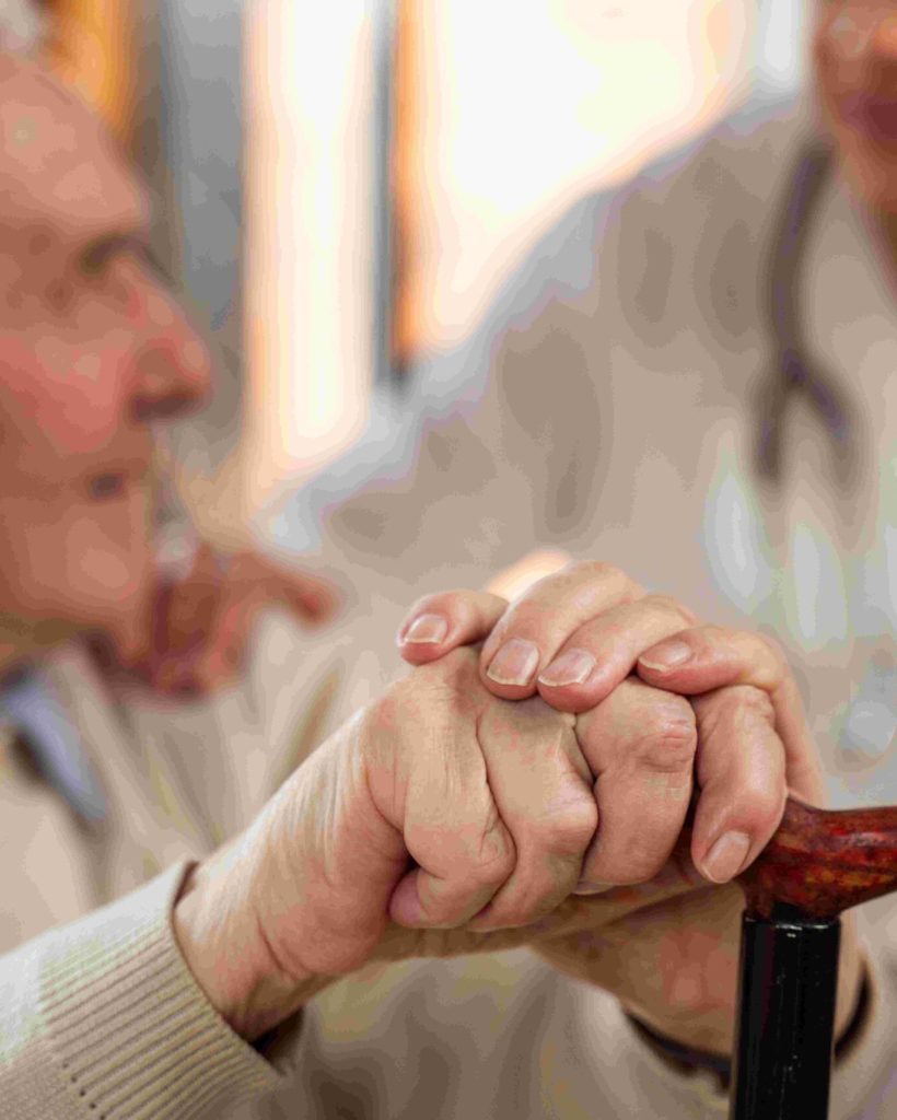 homme-senior-occasionnel-a-la-maison-avec-un-medecin-resize